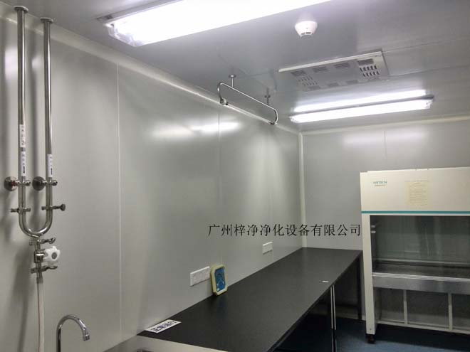 建造和使用潔凈室能有效減少室內(nèi)誘入、產(chǎn)生及滯留粒子。